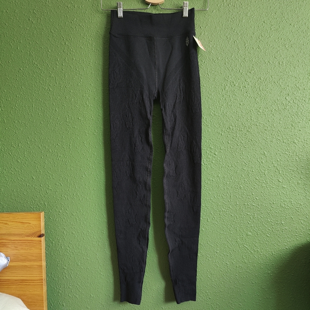 NWT FREE PEOPLE MOVEMENT DANCE TIGHTS IN SIZE XS/S BLACK